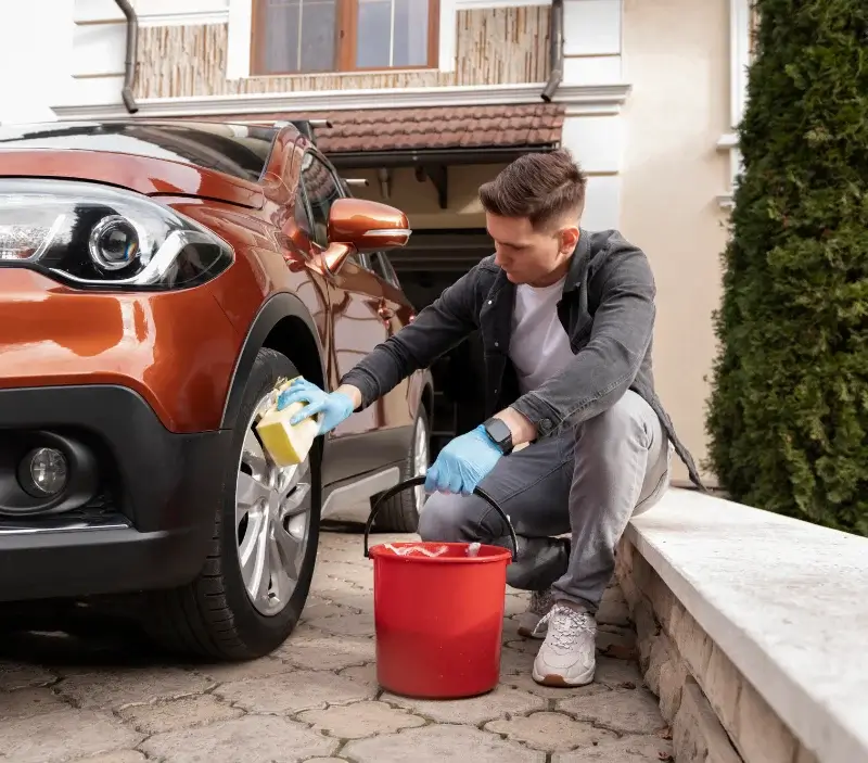 Lavage auto à domicile Chenières : professionnel intervenant sur un véhicule